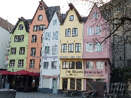 Bunte Häuserzeile am Fischmarkt